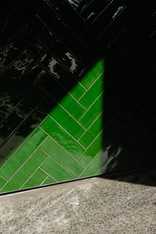 Ebb-ديوندين المظهر الخارجي الصورة Subway tiles in a herringbone pattern