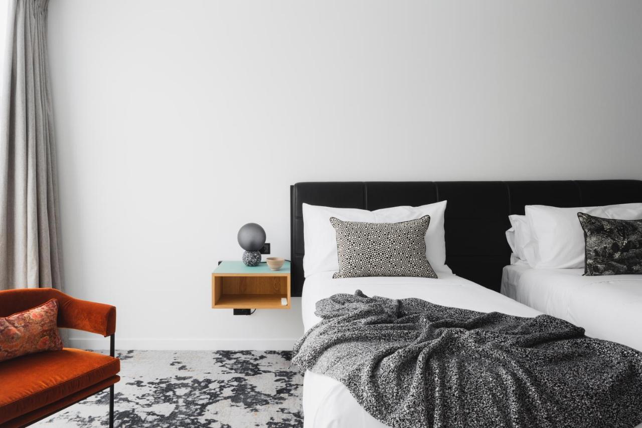 Ebb-ديوندين المظهر الخارجي الصورة A bedroom with a bed, a chair and a nightstand
