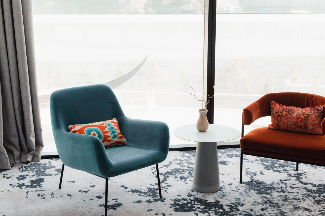 Ebb-ديوندين المظهر الخارجي الصورة The 1950s armchair, designed by Hans Wegner, is a classic example of Danish design.
