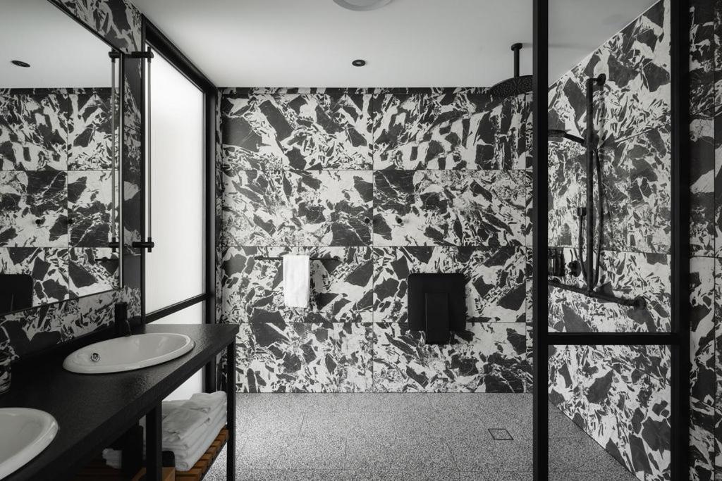 Ebb-ديوندين المظهر الخارجي الصورة Bathroom with terrazzo tiles