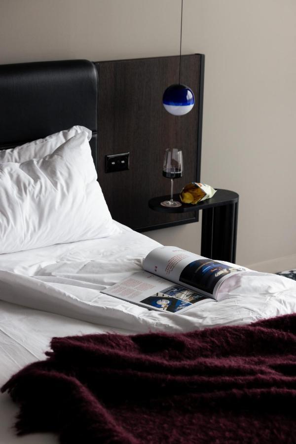 Ebb-ديوندين المظهر الخارجي الصورة A bed with a magazine and a wine bottle