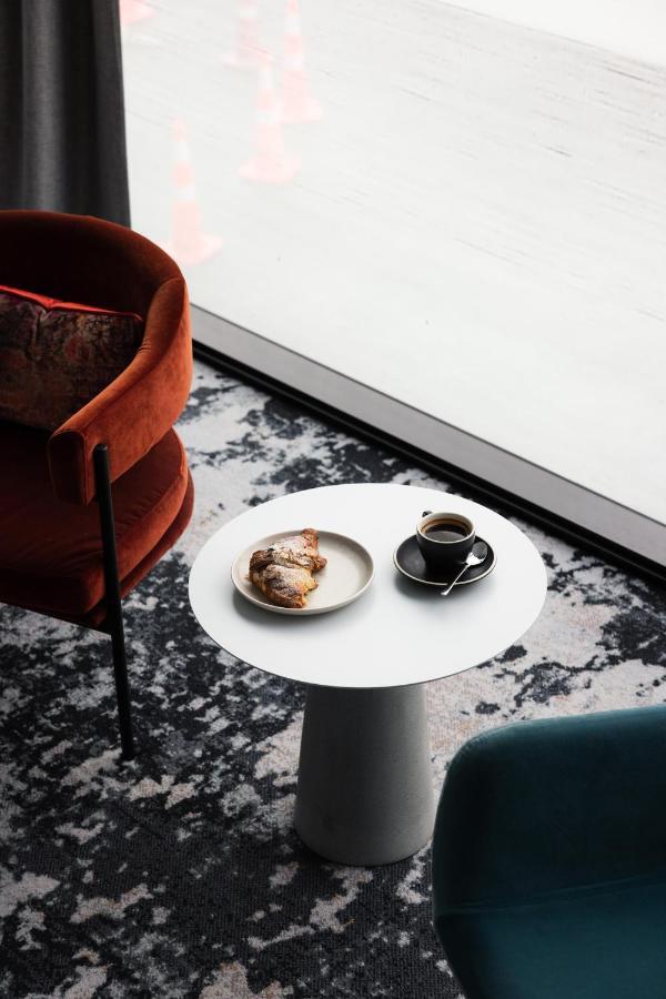 Ebb-ديوندين المظهر الخارجي الصورة A coffee table with a coffee cup and a pastry