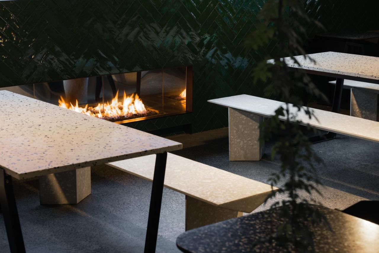 Ebb-ديوندين المظهر الخارجي الصورة The outdoor fireplace at the restaurant