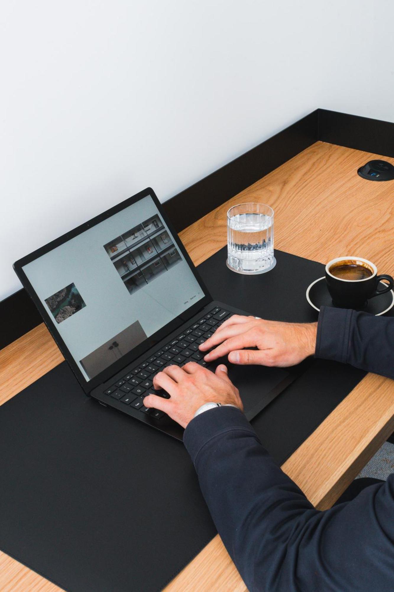 Ebb-ديوندين المظهر الخارجي الصورة A person using a laptop